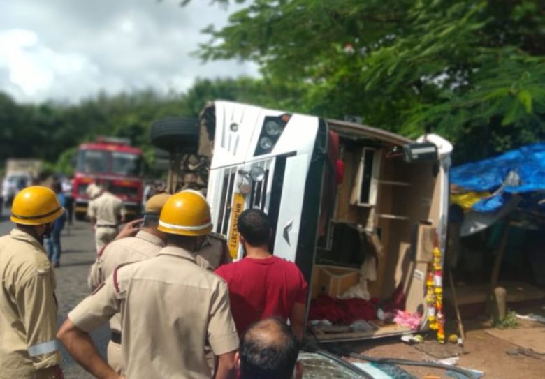 inter-state-bus-overturns-at-borim-circle-goa