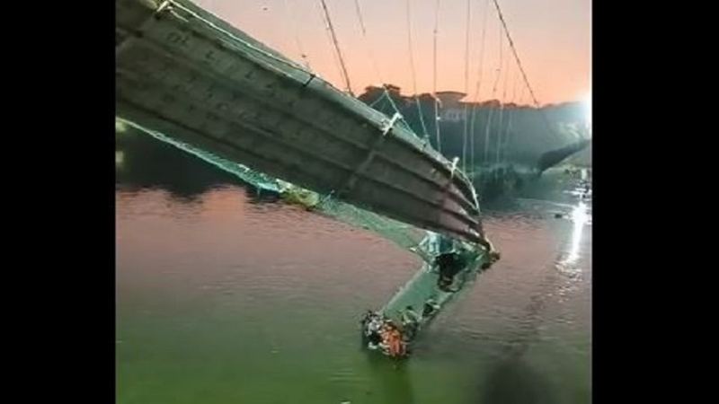 hanging-bridge-in-Gujarat-collapse-morbi
