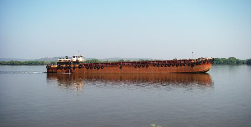 barge-mandovi-river-iron-orge