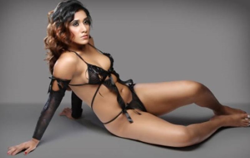 nisha-yadav-topless