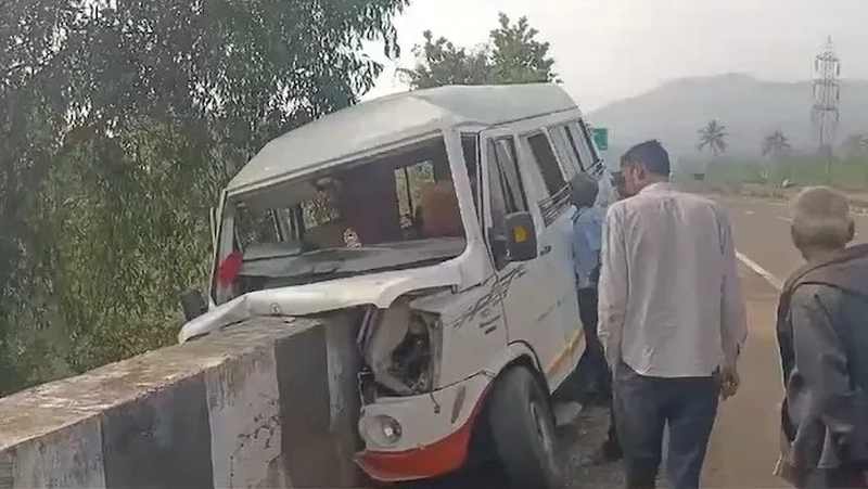 mini-bus-accident-mumbai-goa-highway